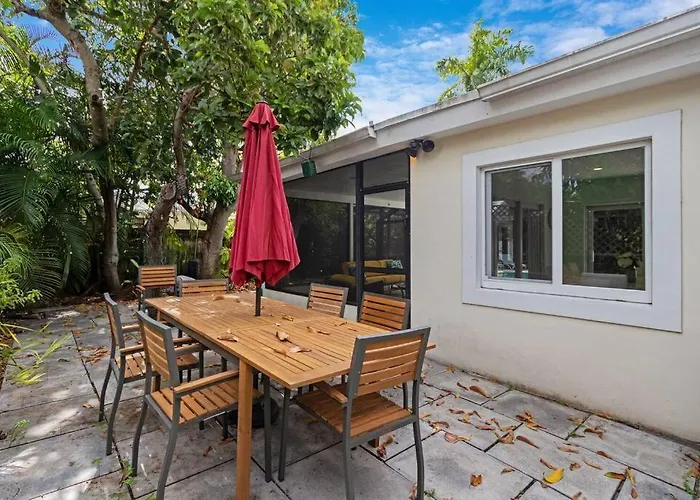 Private Villas in Hollywood