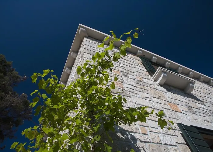 Private Villas in Sumartin