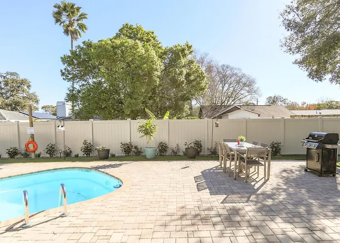 Private Villas in Largo