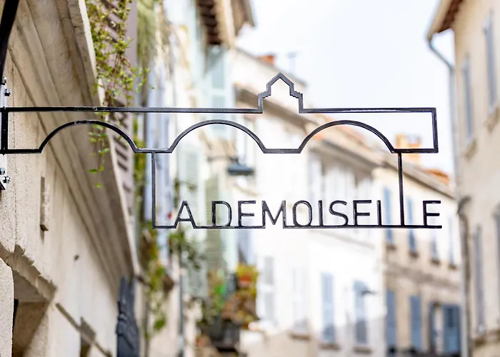 Private Villas in Saint-Victor-des-Oules