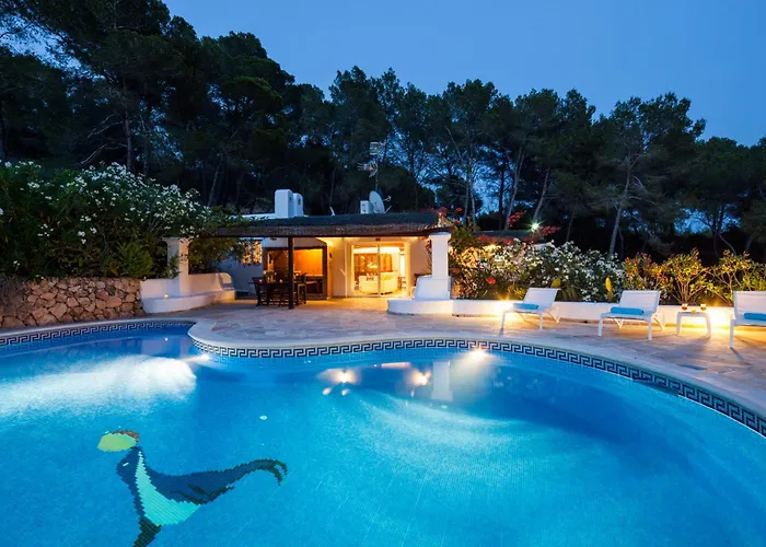 Private Villas in Cala Llonga (Ibiza)