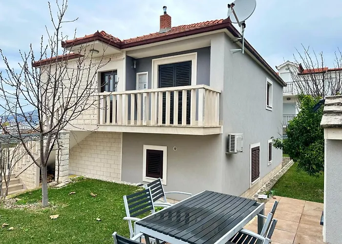 Private Villas in Okrug Gornji