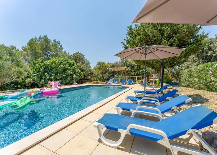 Private Villas in Bagnols-sur-Ceze